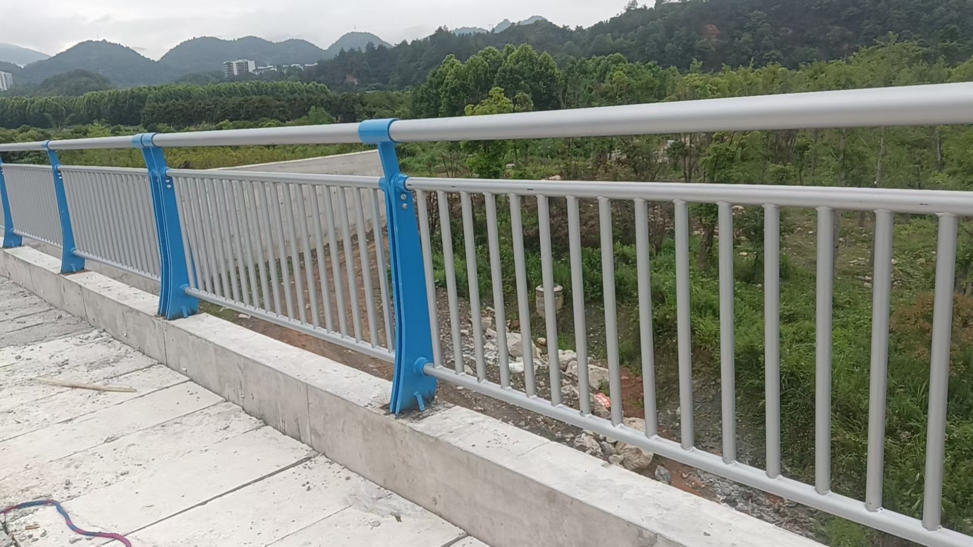 聊城市不锈钢栏杆桥梁防撞护栏 - 一站式服务